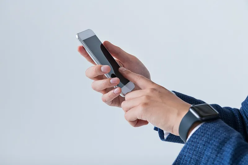 「スマホの扱いが変わった」その行動は浮気のサインかも？