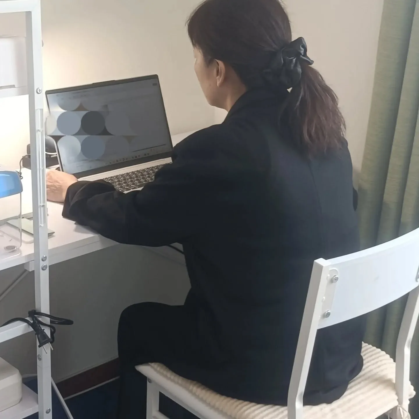 女性調査員 A